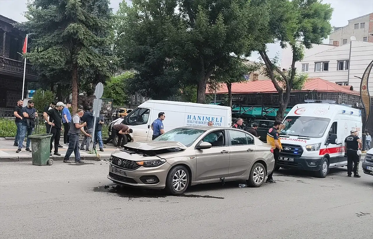 Kars'ta kavşakta feci kaza: 3 yaralı