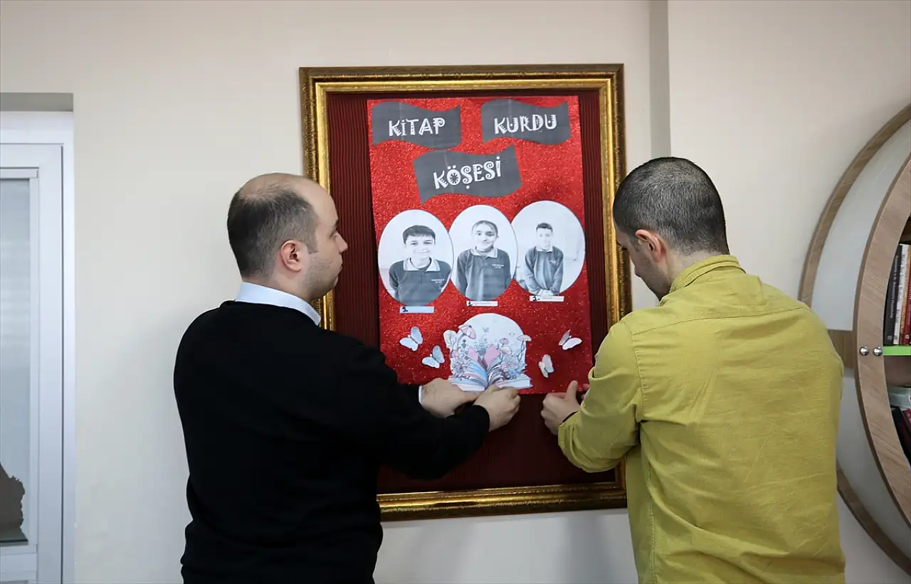 Muş'ta öğretmenler tatilde memlekete gitmek yerine okulun kütüphanesini yenilediler