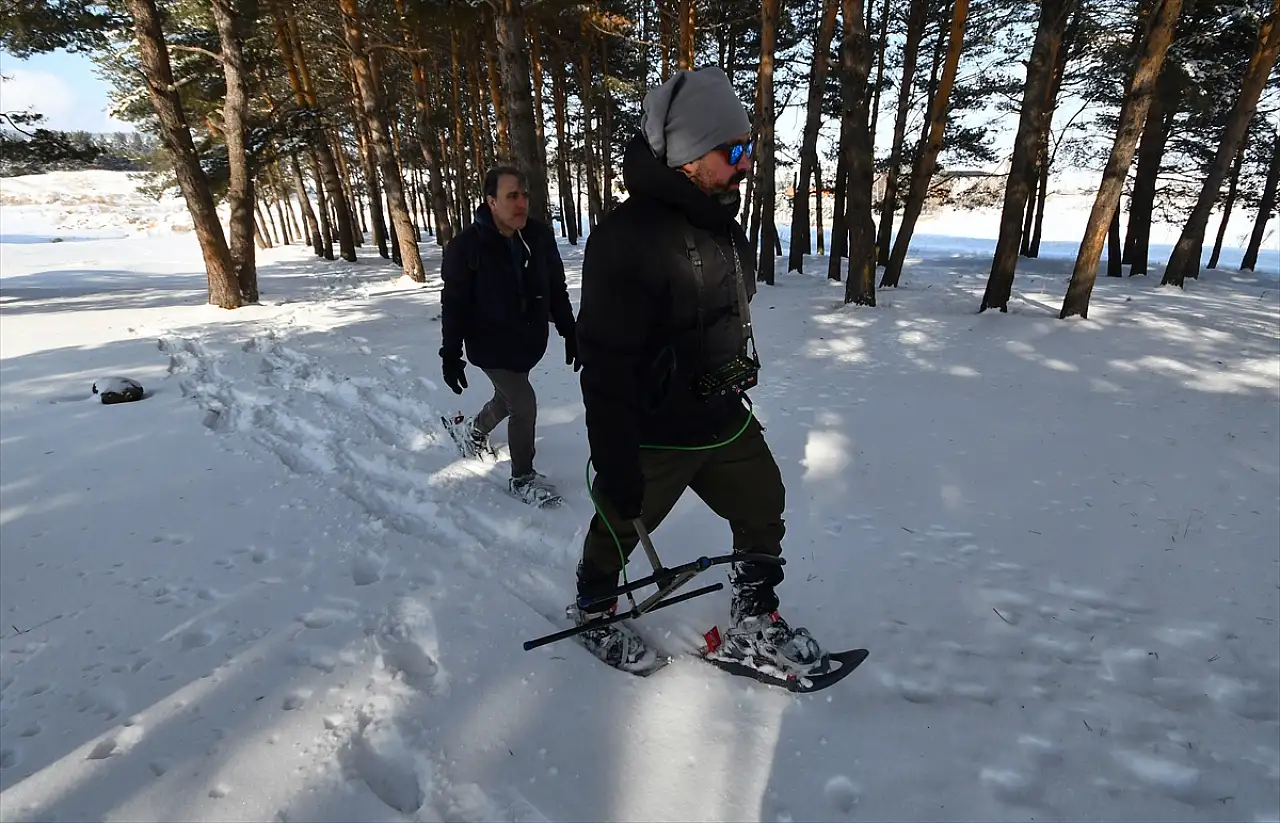 Kars'ın karlı dağlarında kurt izleri takip ediliyor