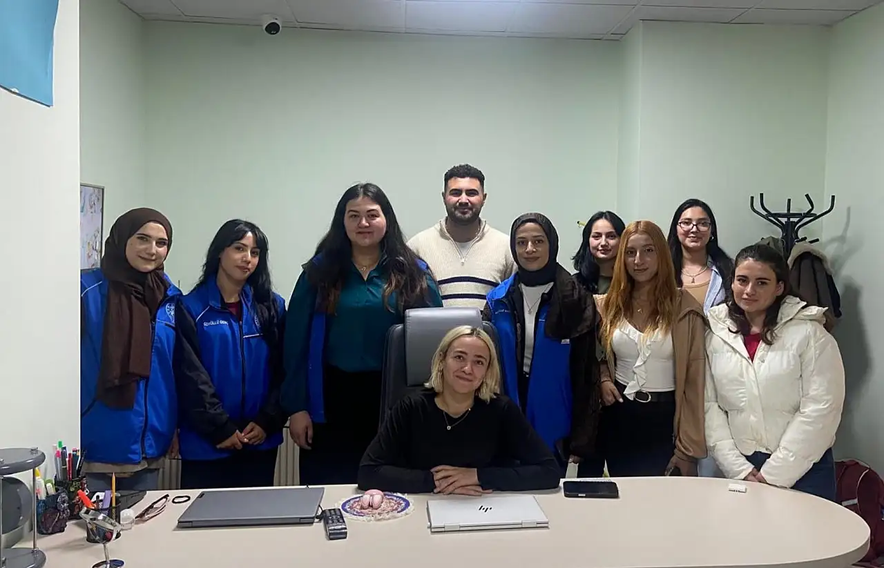 Ağrı'da gönüllü gençlerden miniklere sürpriz ziyaret