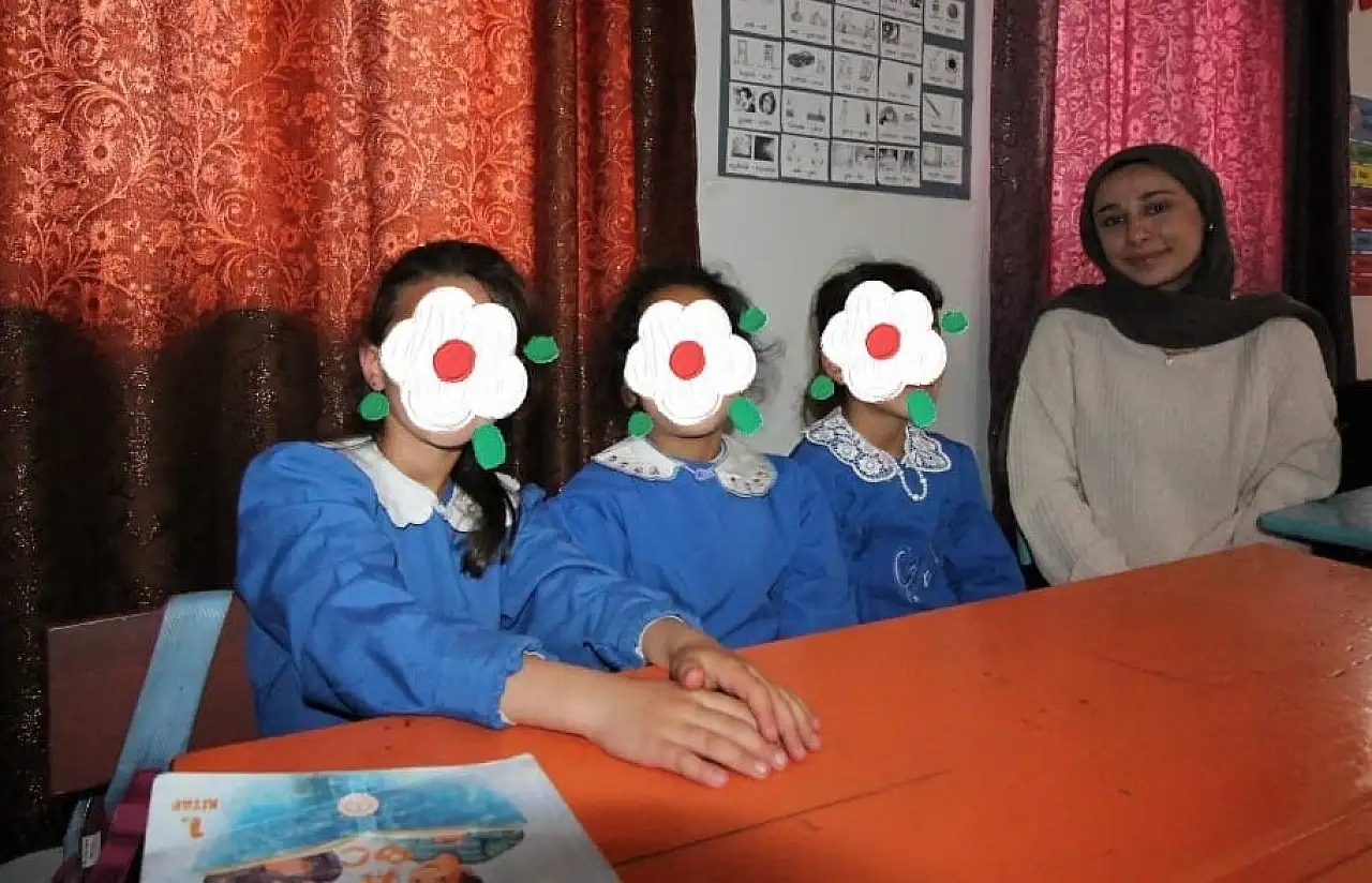 Ağrı'da köy okuluna taşınan 'Bir Mont Bir Bot Bir Bilgi' projesi minikleri sevindirdi