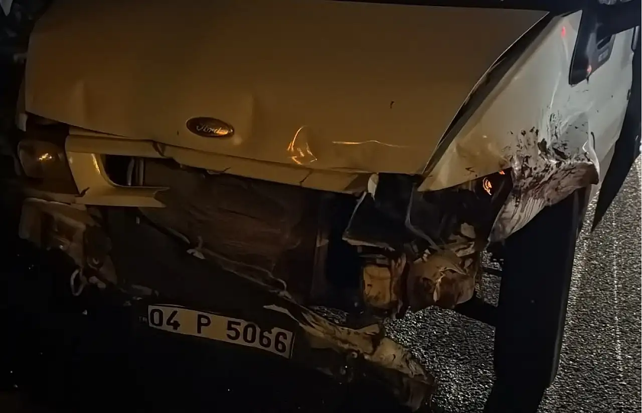 Doğubayazıt girişinde feci kaza:! Araç koyun sürüsüne daldı