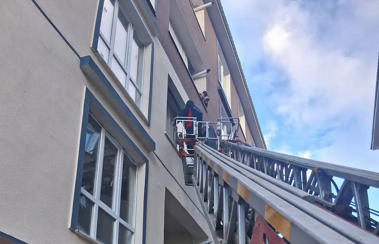 Ağrı'da anahtarı evde unuttu, küçük çocuk 3. katta mahsur kaldı