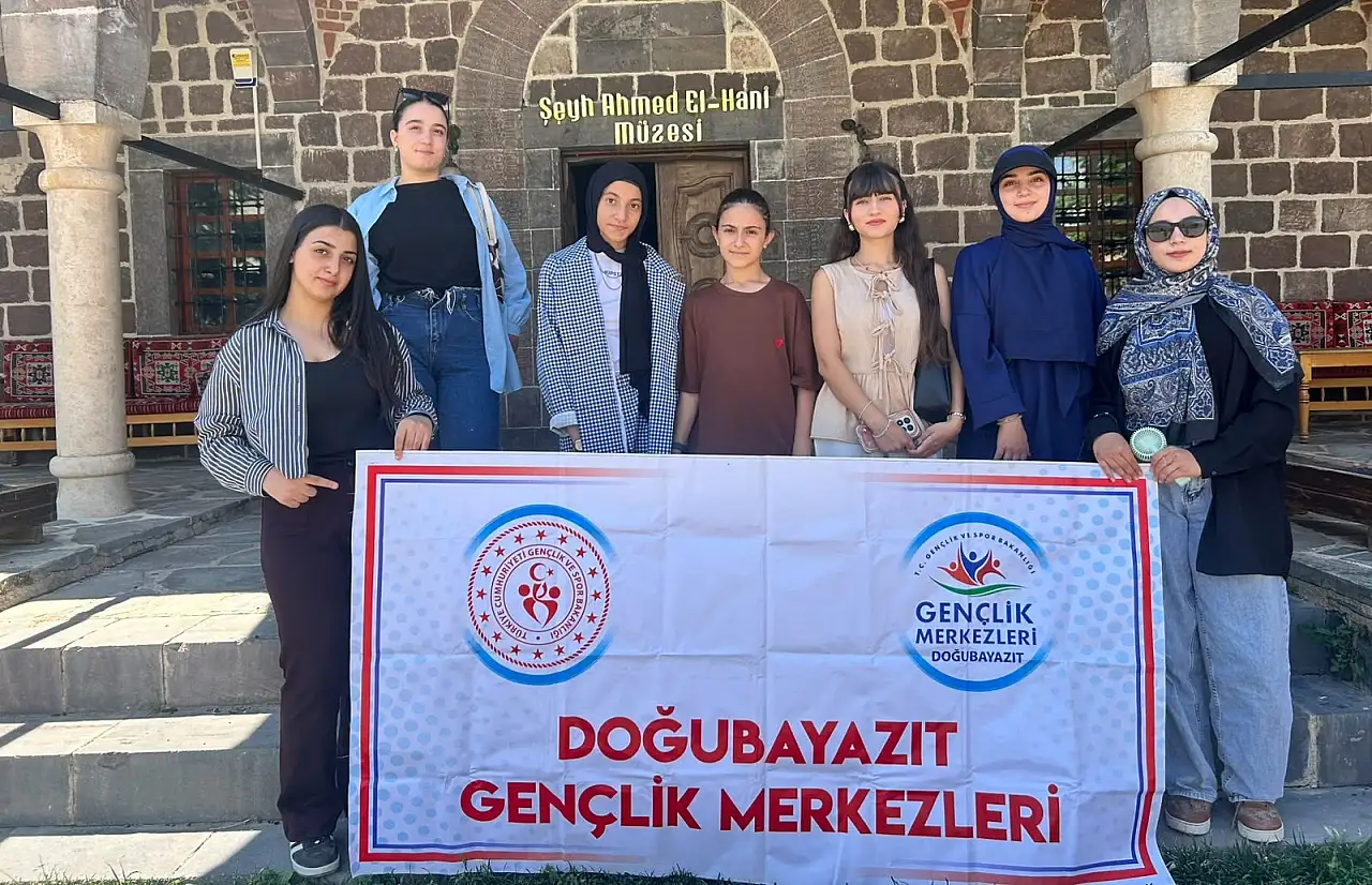 Doğubayazıt'ta işaret dili kursiyerleri tarihi mekânları gezdi