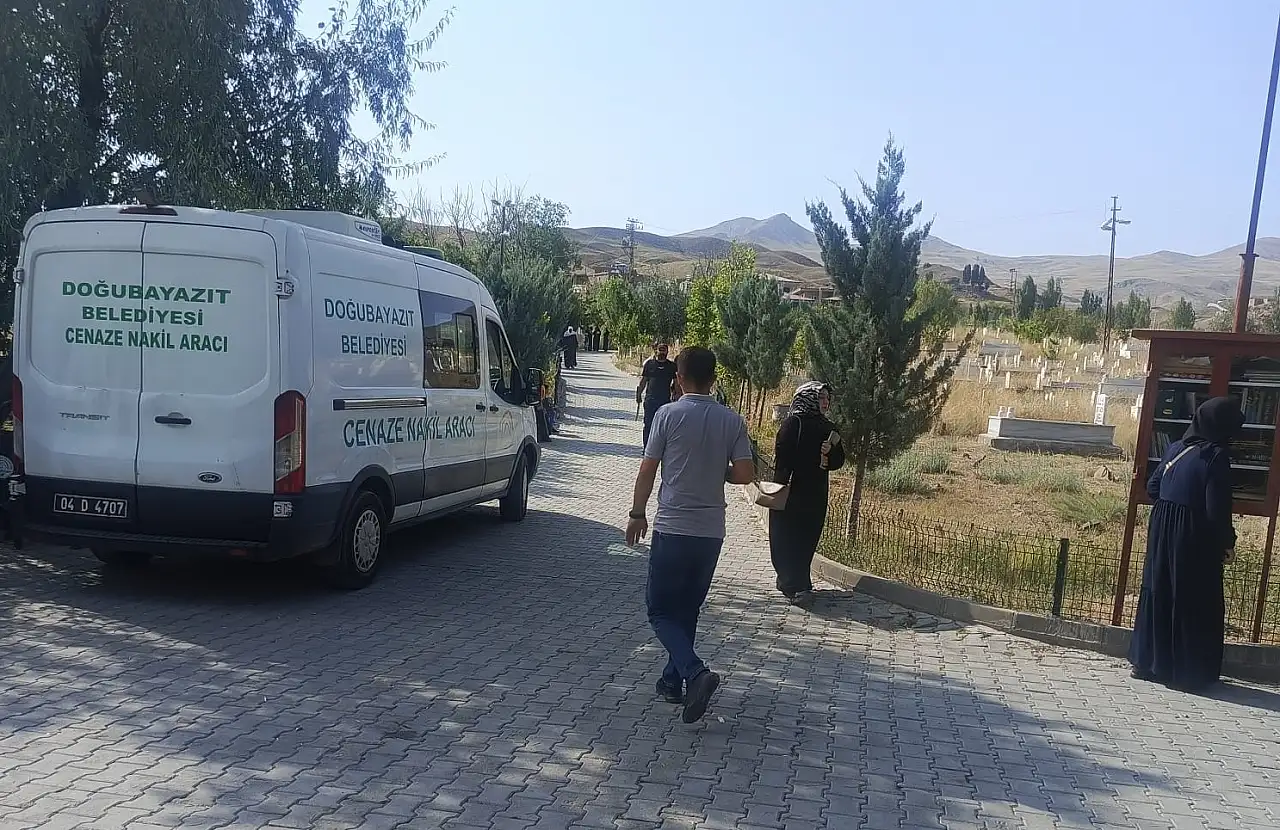 Doğubayazıt'ta cuma günü mezarlıklara ziyaretçi yoğunluğu