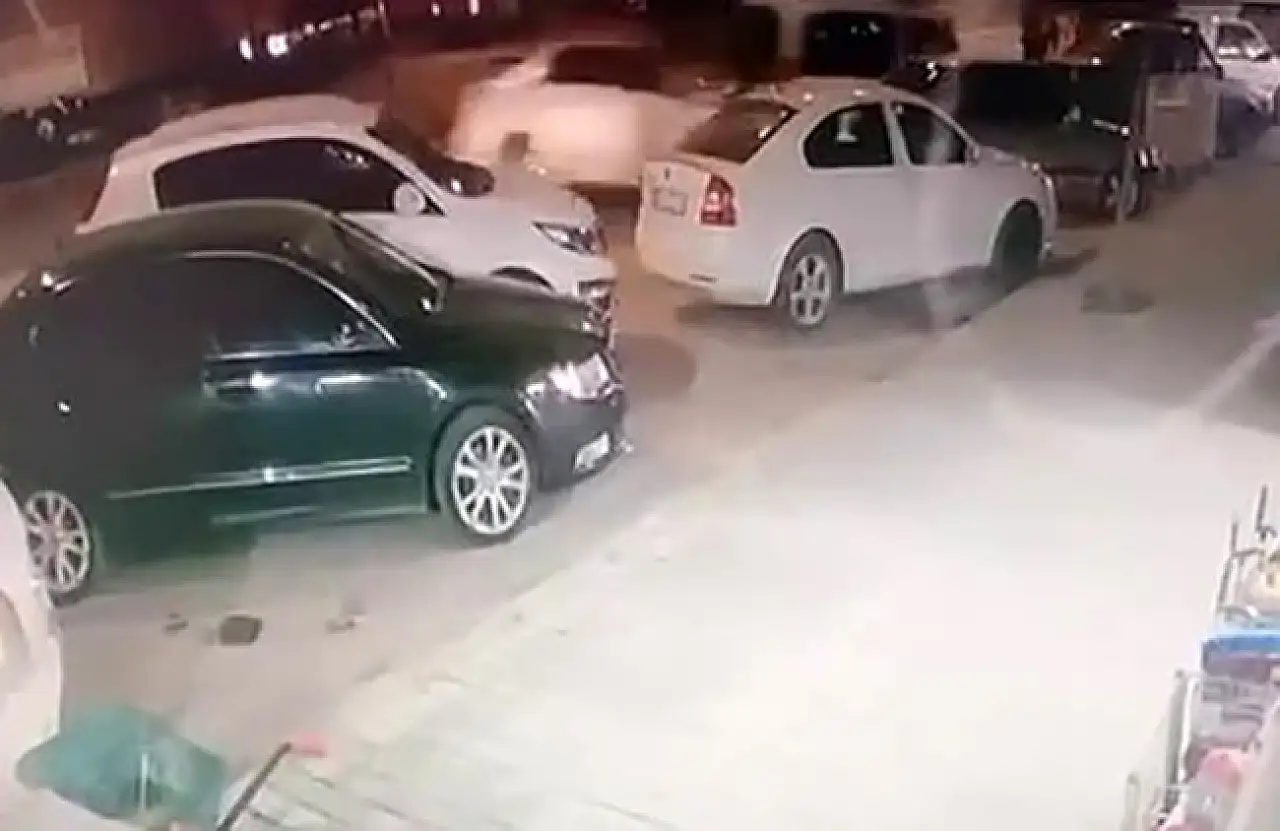 Erzurum'da direksiyonu kilitlenen otomobil dehşet saçtı!