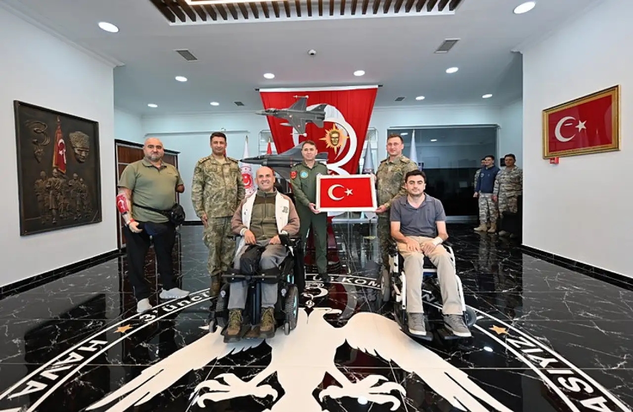 Ağrılı Gazi Bayhan, Türk yıldızlarıyla yeniden buluştu