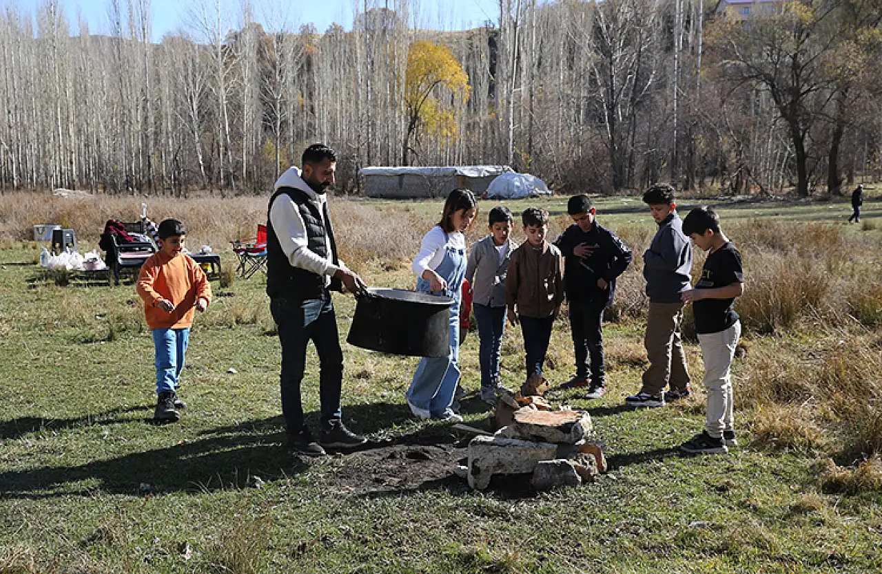 Öğretmen, İlçe Merkezinde Sahipsiz Kedilere Destek Veriyor ve Hayvanseverleri Etkinliklerine Çağırıyor