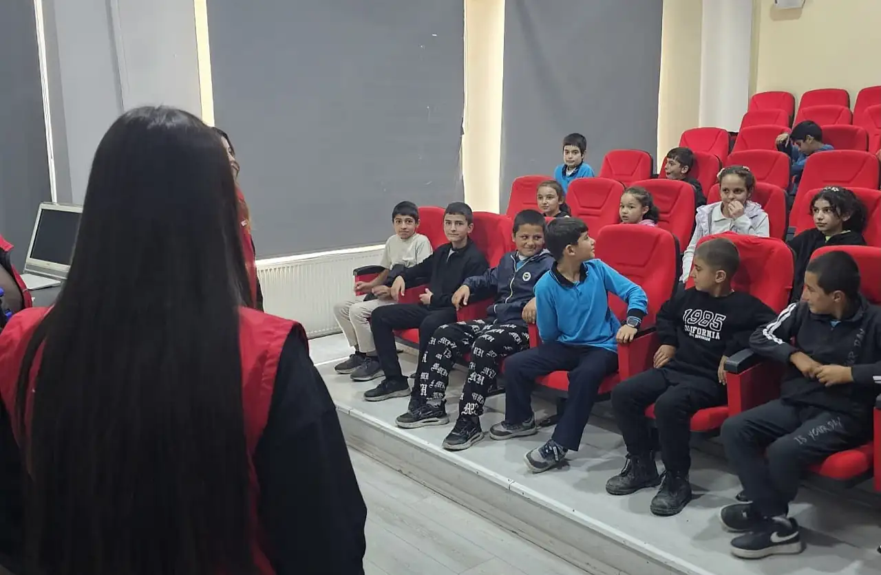 Ağrı'da ortaokul öğrencileri Gençlik Merkezi ile tanıştı