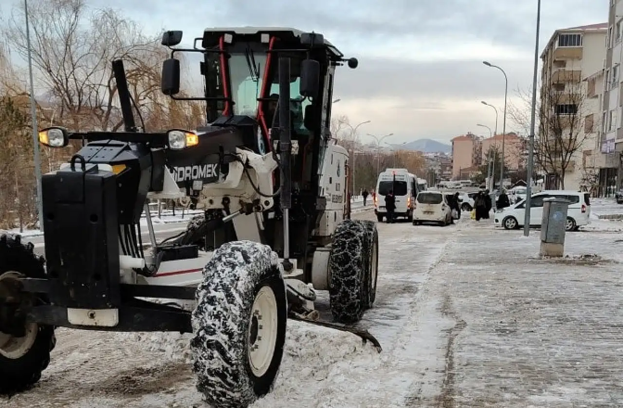 Oltu'da Karla Mücadele Çalışmaları Aralıksız Sürüyor