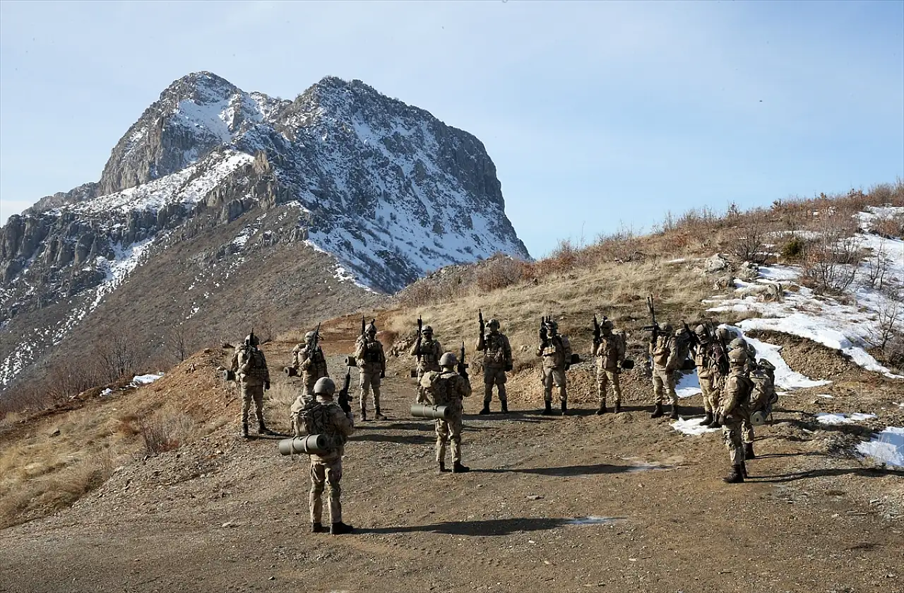 Bitlis'te JÖH Timleri, zorlu kış şartlarında operasyonlarını sürdürüyor
