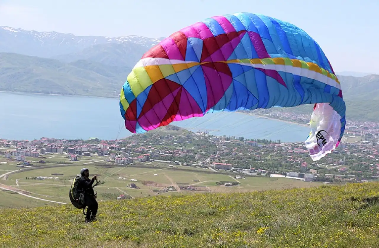 Nemrut Dağı, Bitlis'te Yamaç Paraşütü Meraklılarının Yeni Cenneti!
