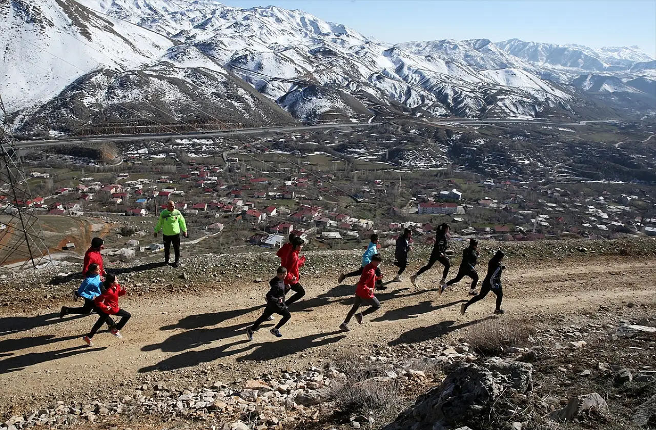Bitlisli 60 yaşındaki antrenör dağların eteğinde şampiyonlar yetiştiriyor