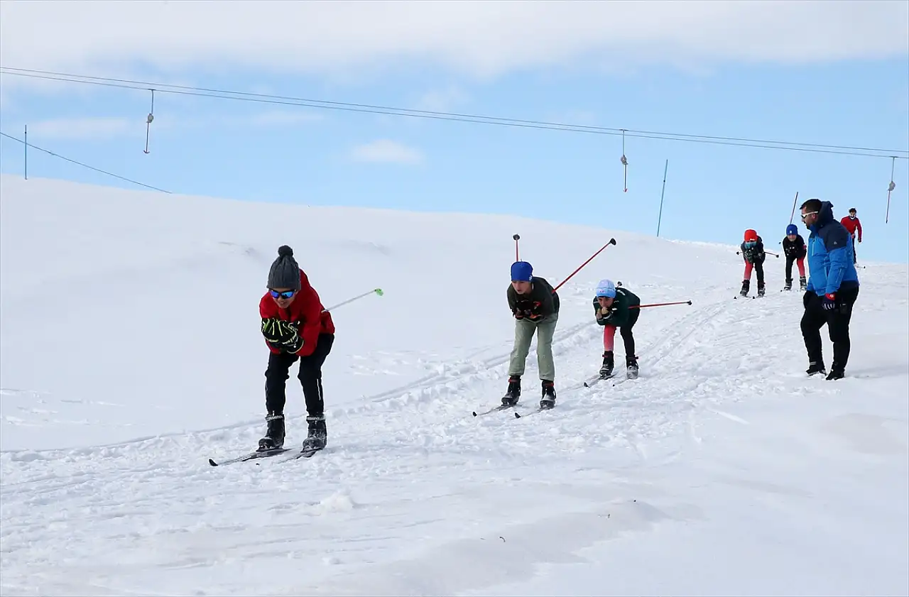 Bitlisli kayakçılar eksi 15 derecede şampiyonluk için hazırlanıyor