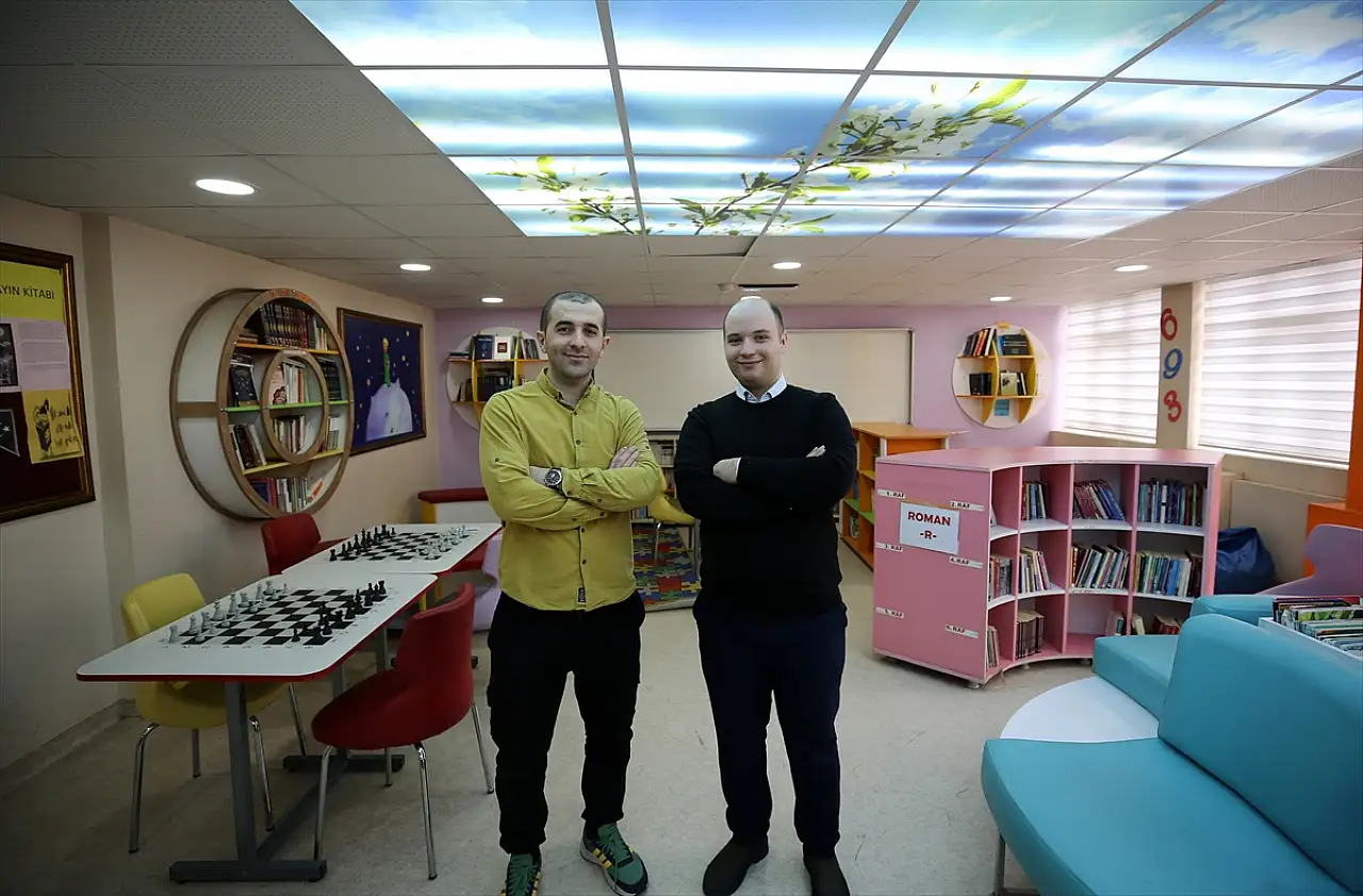 Muş'ta öğretmenler tatilde memlekete gitmek yerine okulun kütüphanesini yenilediler