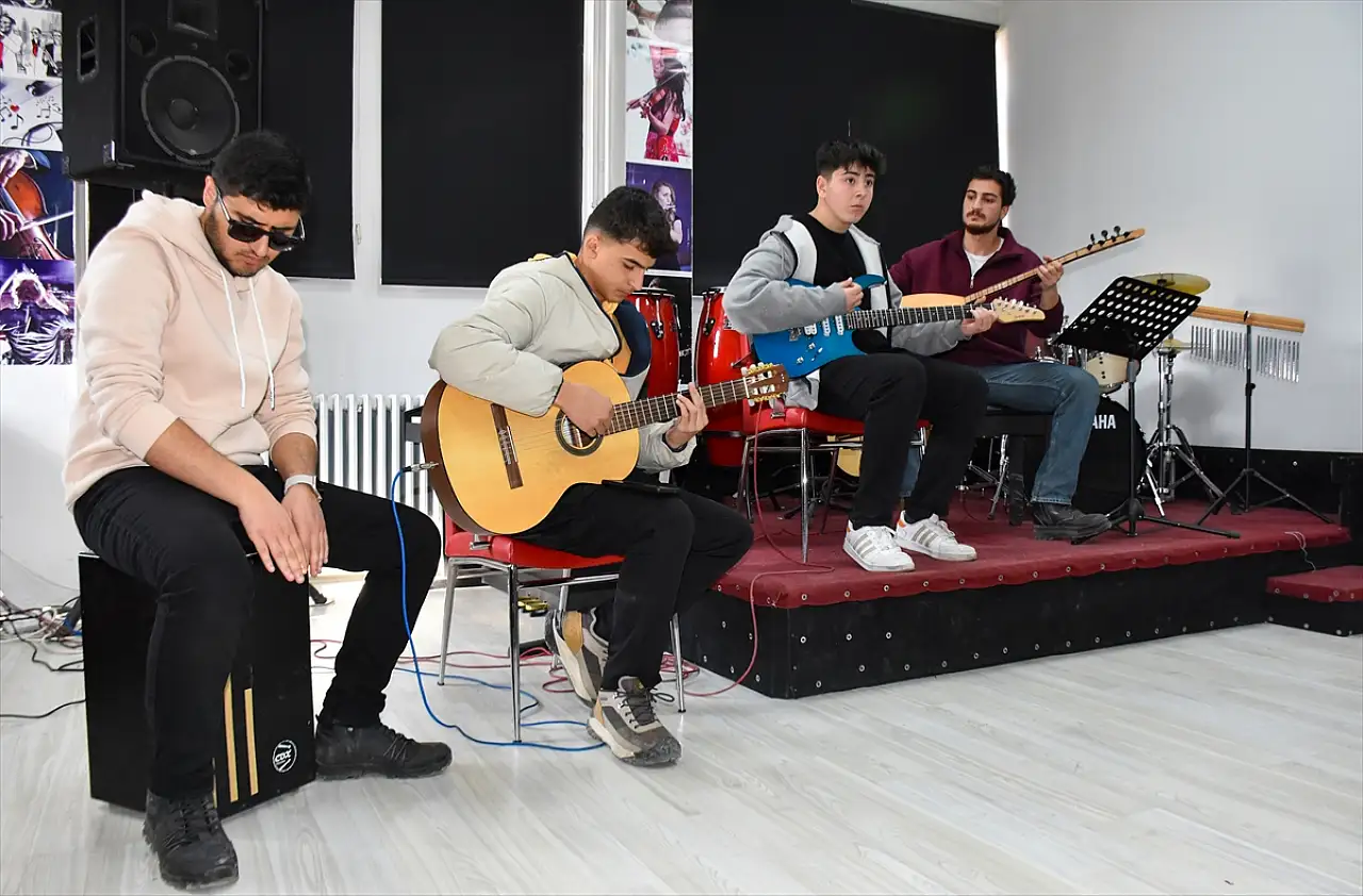 Van'da görme engelli genç müzisyen, müzik tutkusuyla hayallerine koşuyor