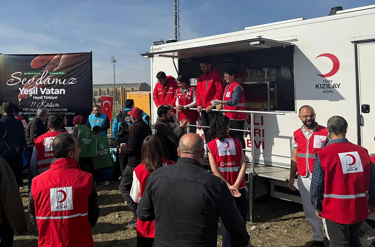 Kızılay gönüllüleri Ağrı'da fidan dikerek doğaya can verdi