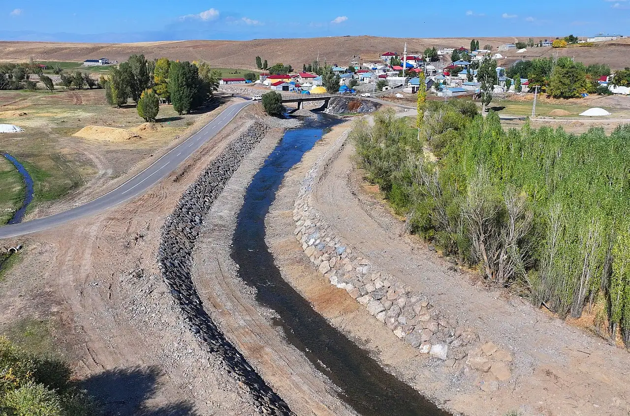 Hamur'da dere yatağı güçlendirildi, taşkın riski azaldı