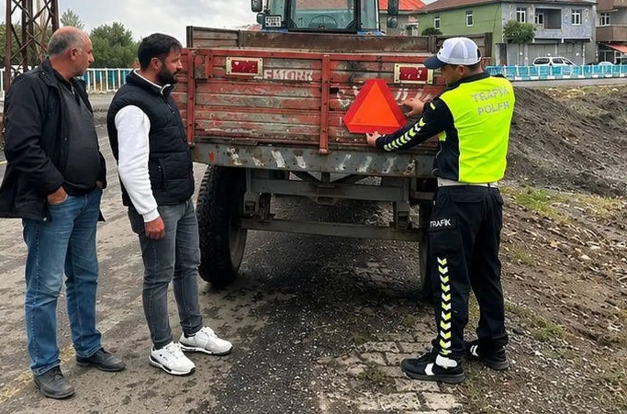 Ağrı'da traktör sürücülerine hayati uyarı: Reflektörsüz yola çıkmayın!