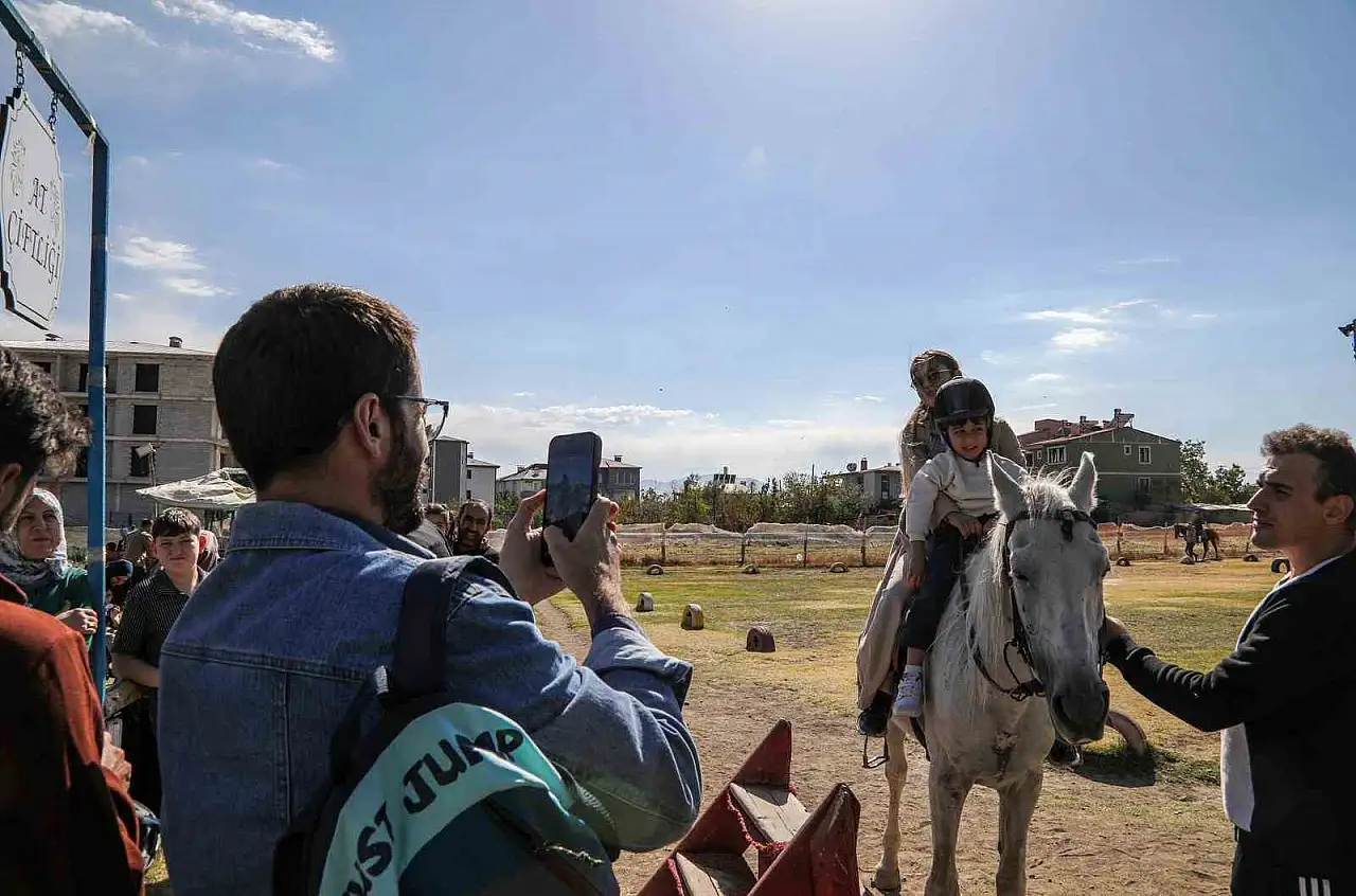 Özel Gereksinimli Çocuklar Ata Binerken Hayallerine Kavuştu