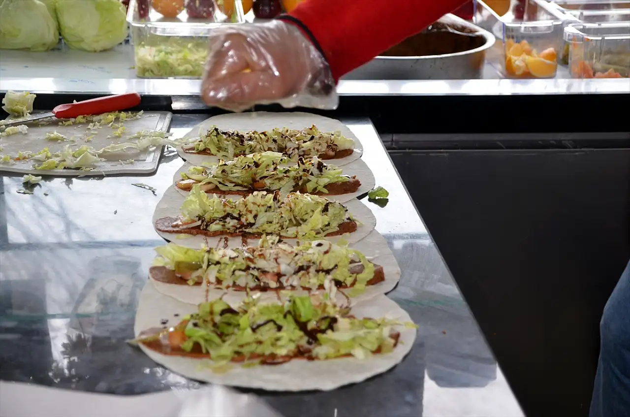 Muş'ta görme engelli Ömer Kızılkaya devlet desteğiyle işini kurdu