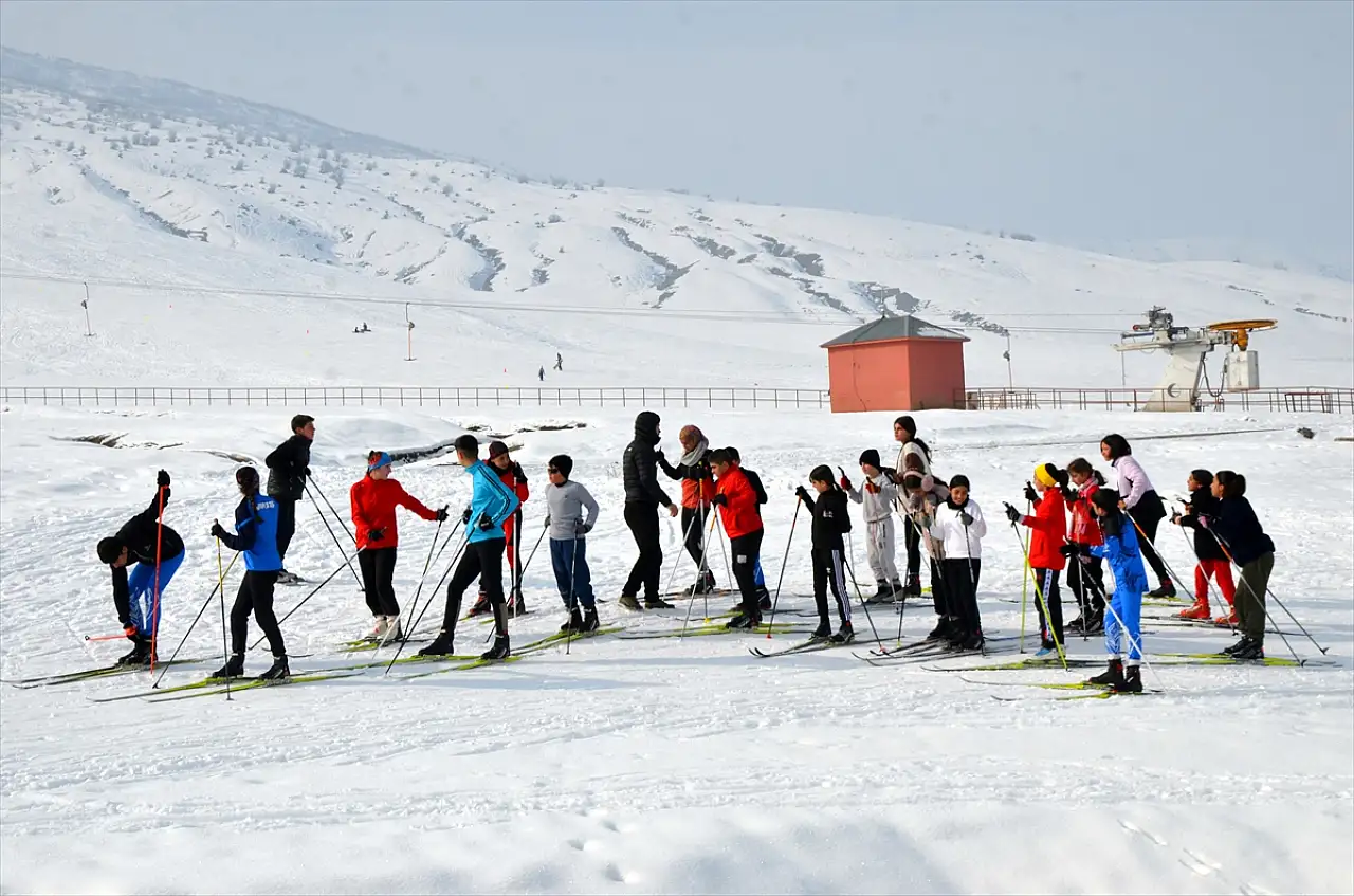 Muşlu kayakçılar, soğuk havaya rağmen yarışlara hazırlanıyor