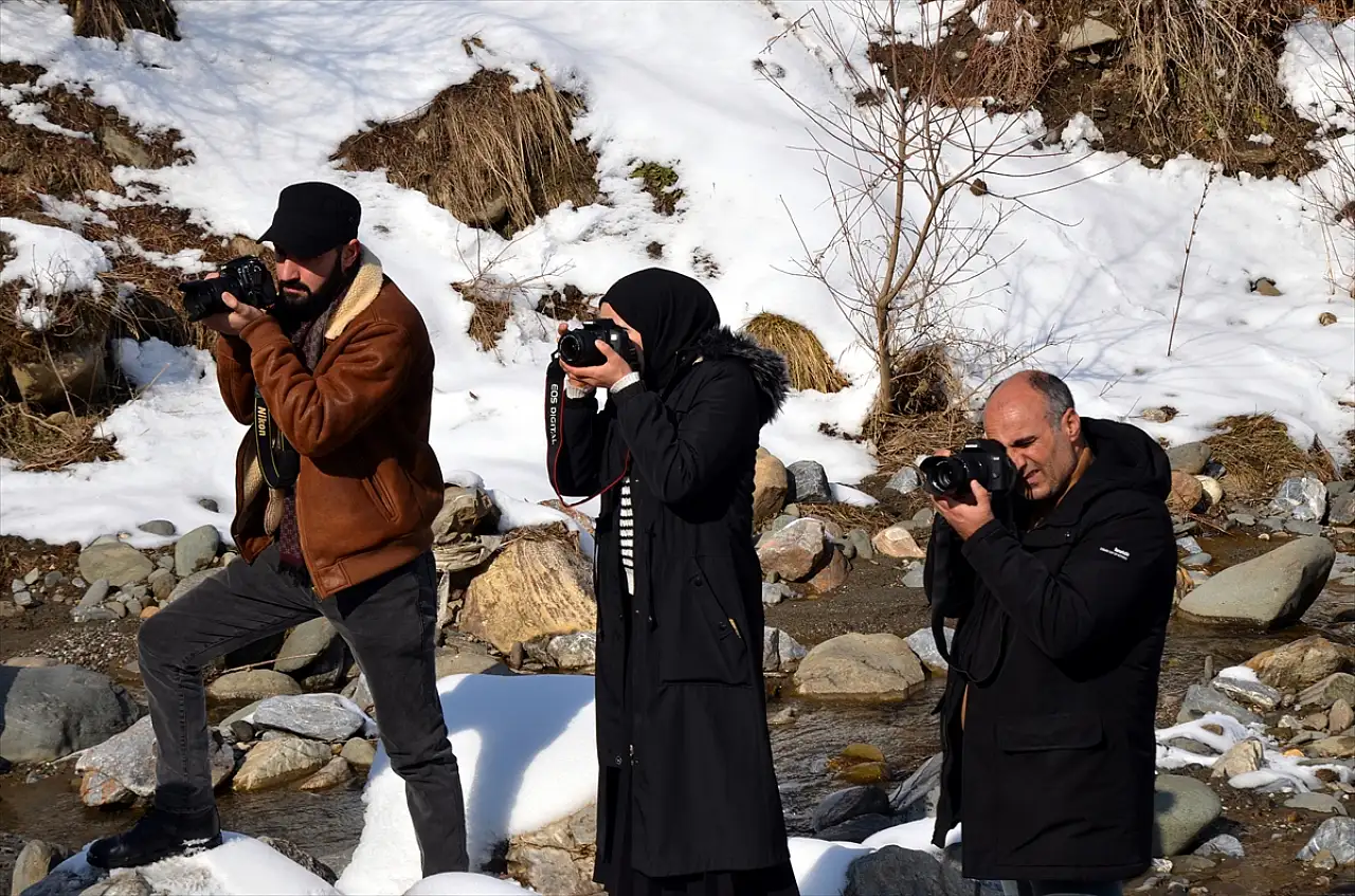 Muş'ta fotoğrafçılık kursiyerleri tarihi mekanları ve donan şelaleleri görüntüledi