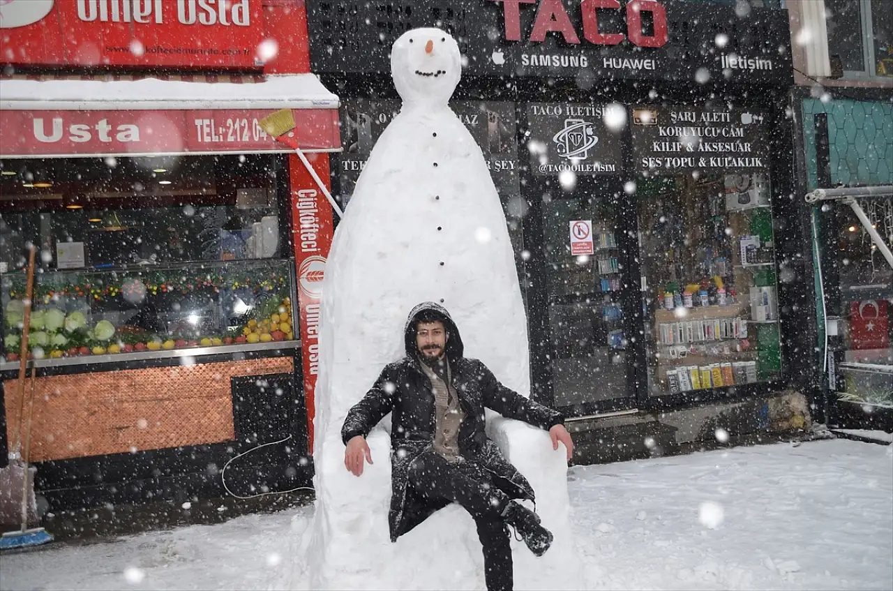 Muş'ta 2,5 metrelik kardan adam