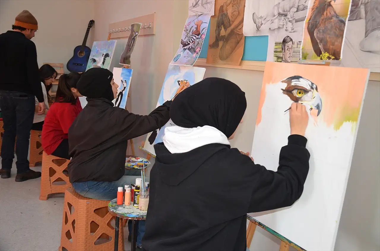 Muş'ta lise öğrencileri kuş türlerini tuvale aktardı