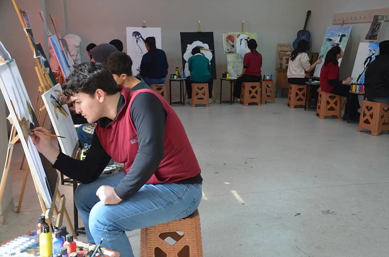 Muş'ta lise öğrencileri kuş türlerini tuvale aktardı