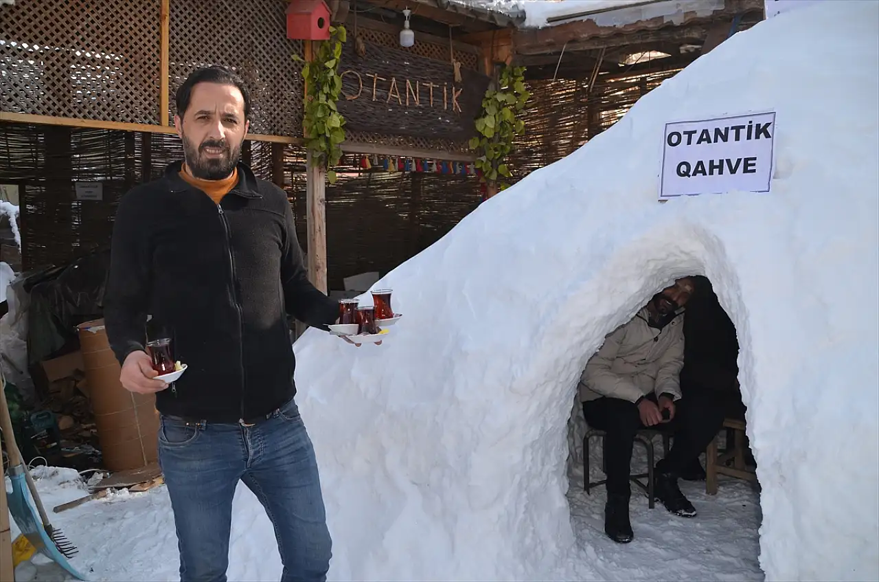Muşlu esnaf, müşterilerine igluda çay ikram etti