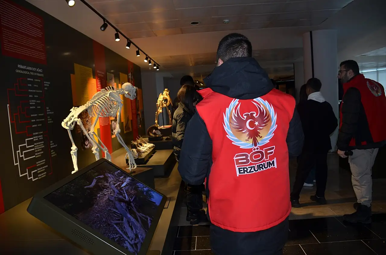 Erzurum Polisi, gençleri tarih, kültür ve sporla buluşturuyor