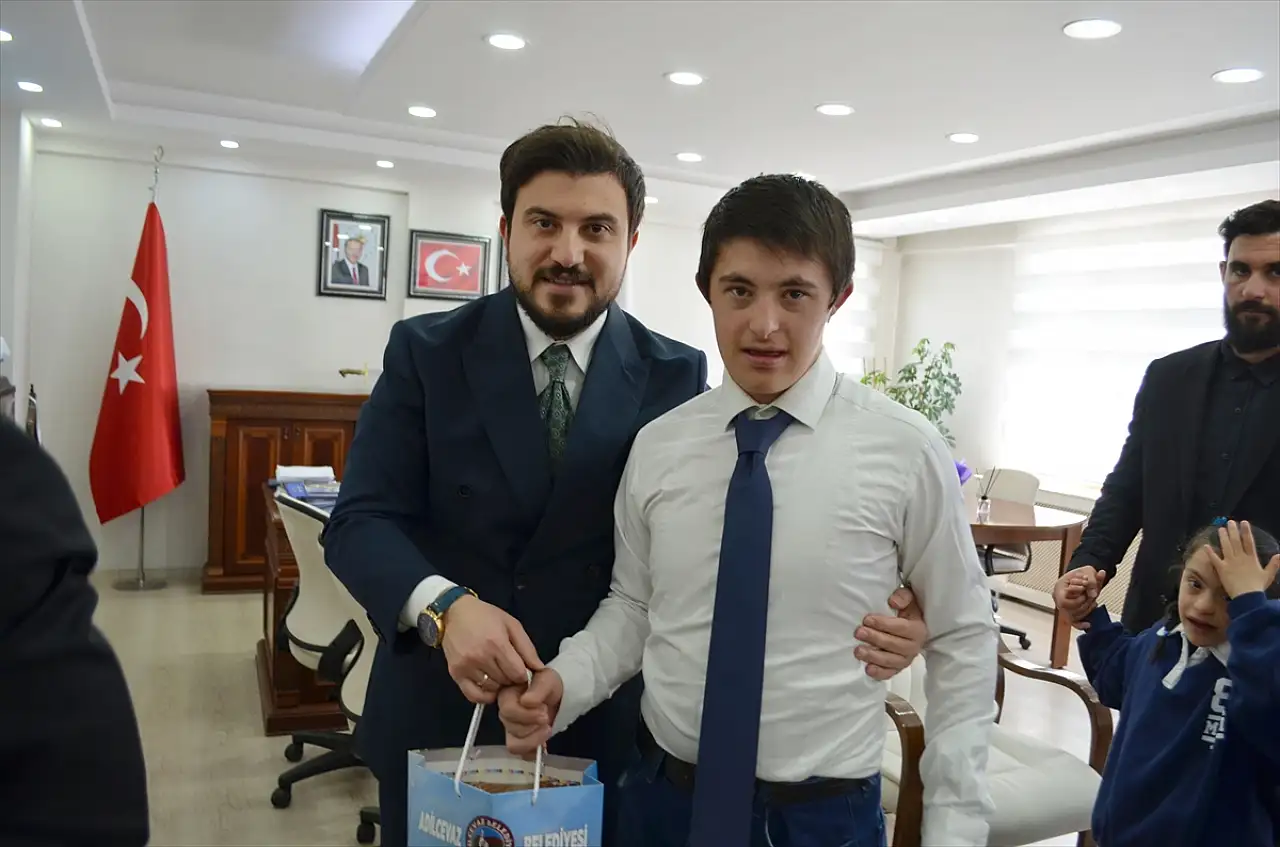 Adilcevaz Belediye Başkanı Akbaba'dan down sendromlu öğrencilere anlamlı misafirlik