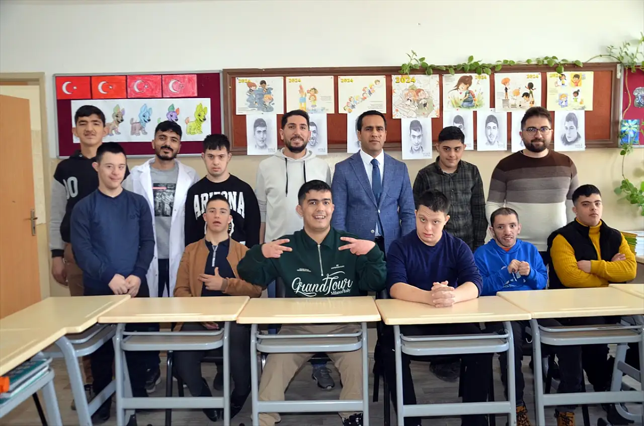 Muş'ta özel gereksinimli öğrencilerin bayram tıraşını öğretmeni yaptı