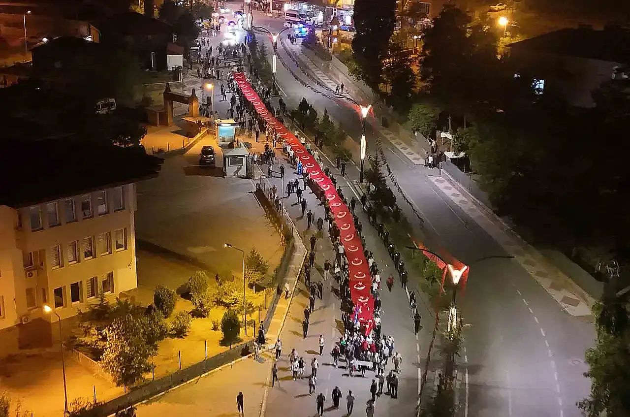 Ahlat'ta Malazgirt Zaferi'nin 954. Yılı Coşkuyla Kutlandı: Dev Türk Bayraklı Fener Alayı Gösterisi Gerçekleşti!
