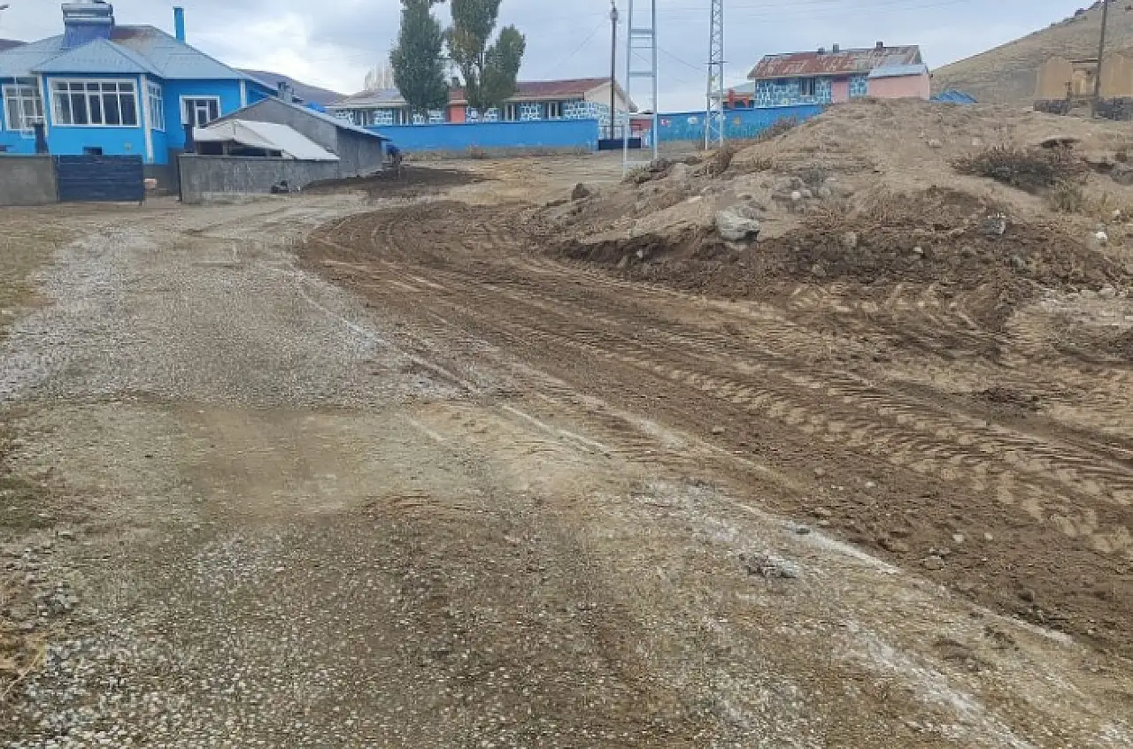 Çaldıran'da Alt Yapı ve Yol Çalışmaları Devam Ediyor