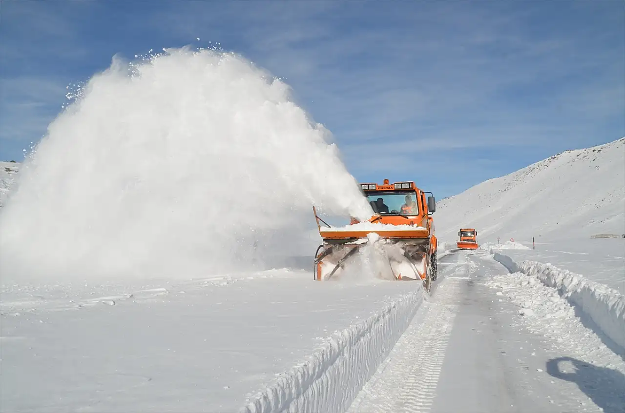Muş- Kulp kara yolunda karla mücadele devam ediyor