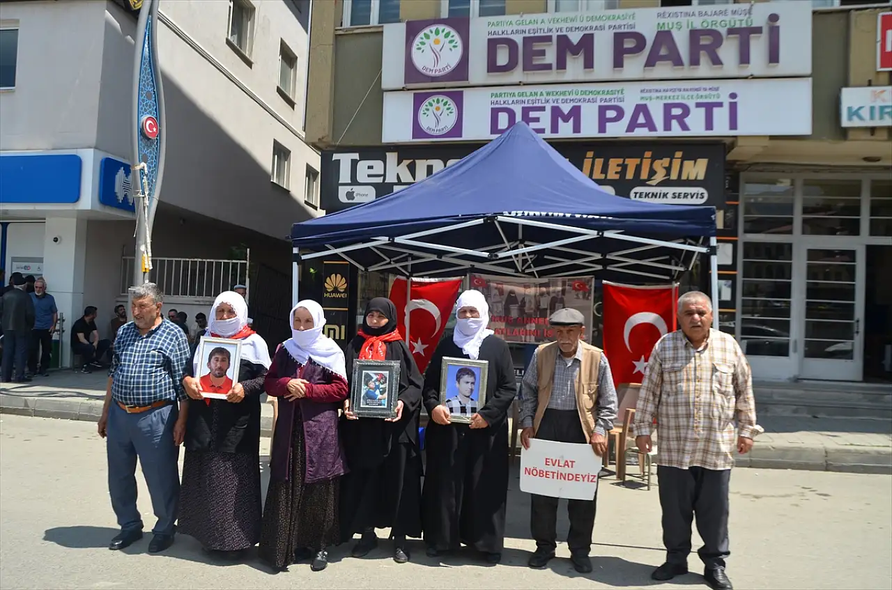Muşlu ailelerin evlat nöbeti sürüyor