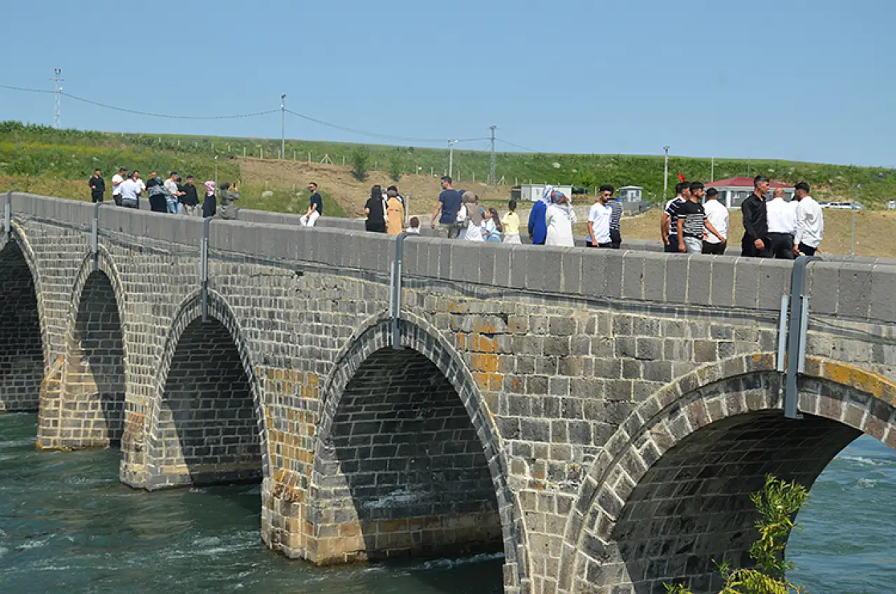 Muş'taki tarihi Murat Köprüsü'nde bayram tatili yoğunluğu