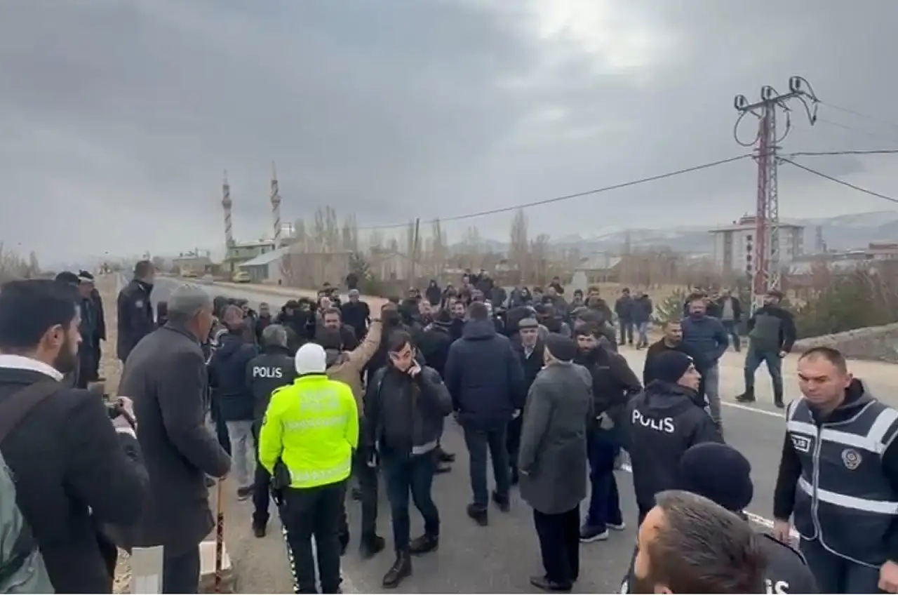 Ağrı'da uluslararası karayolunu kapatarak eylem yaptılar