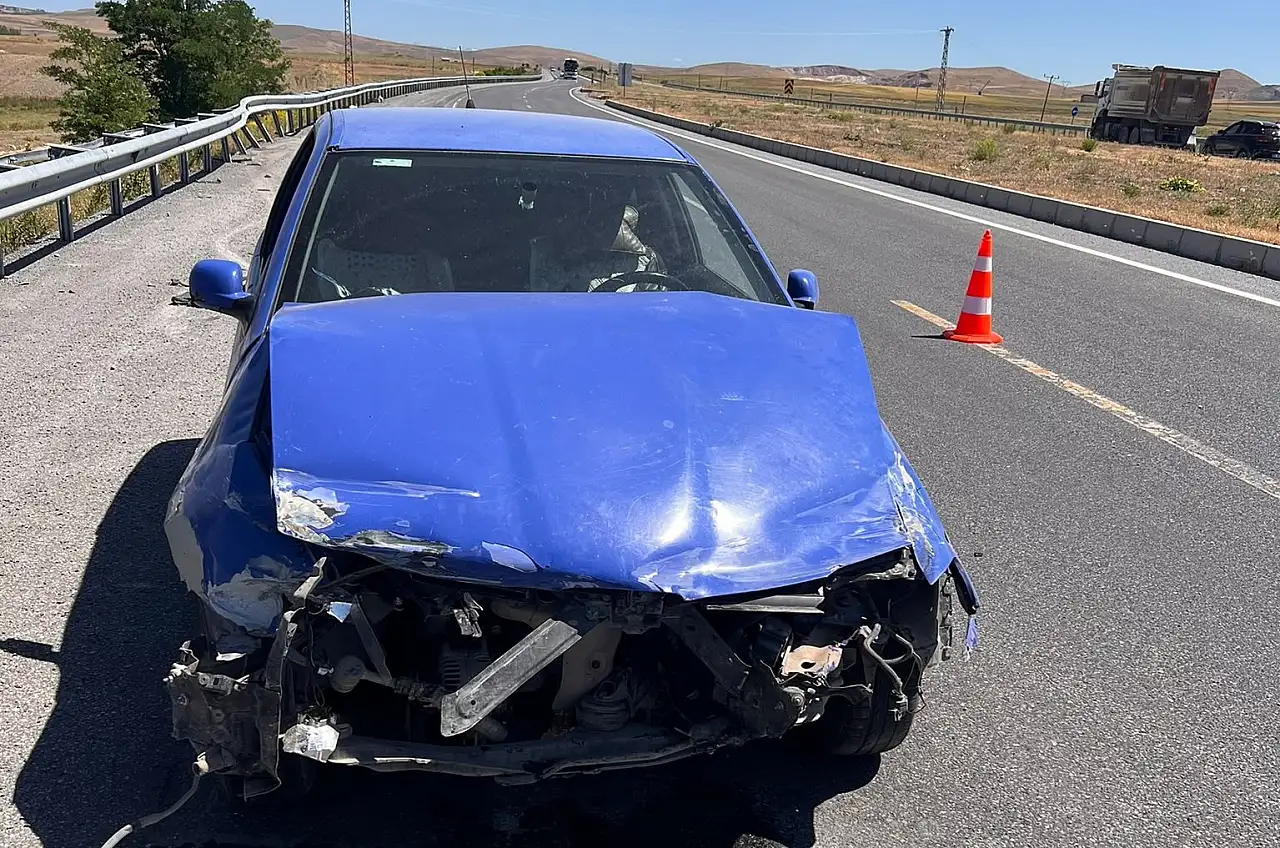 Van'da iki aracın çarpıştığı kazada 8 kişi yaralandı