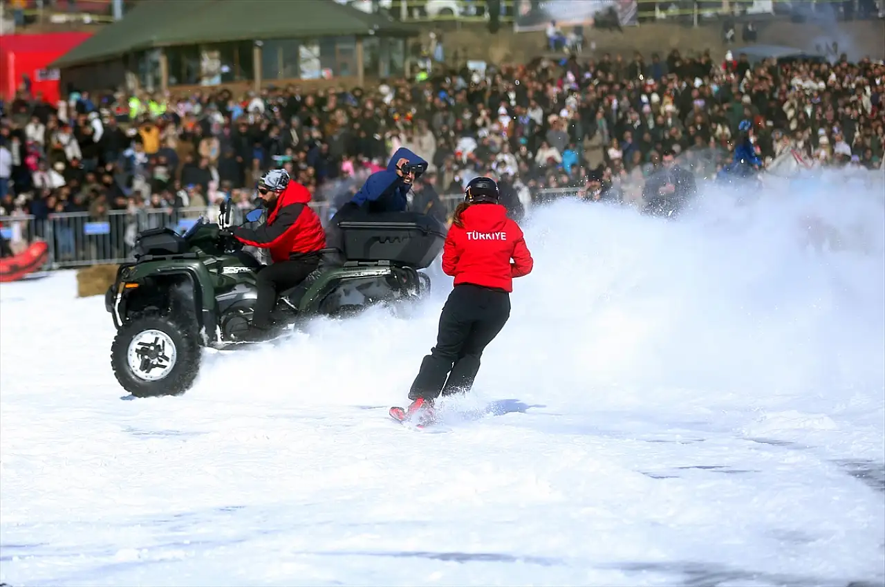 Buzla kaplı Çıldır Gölü'nde 'Altın At Kristal Buz Festivali' coşkusu