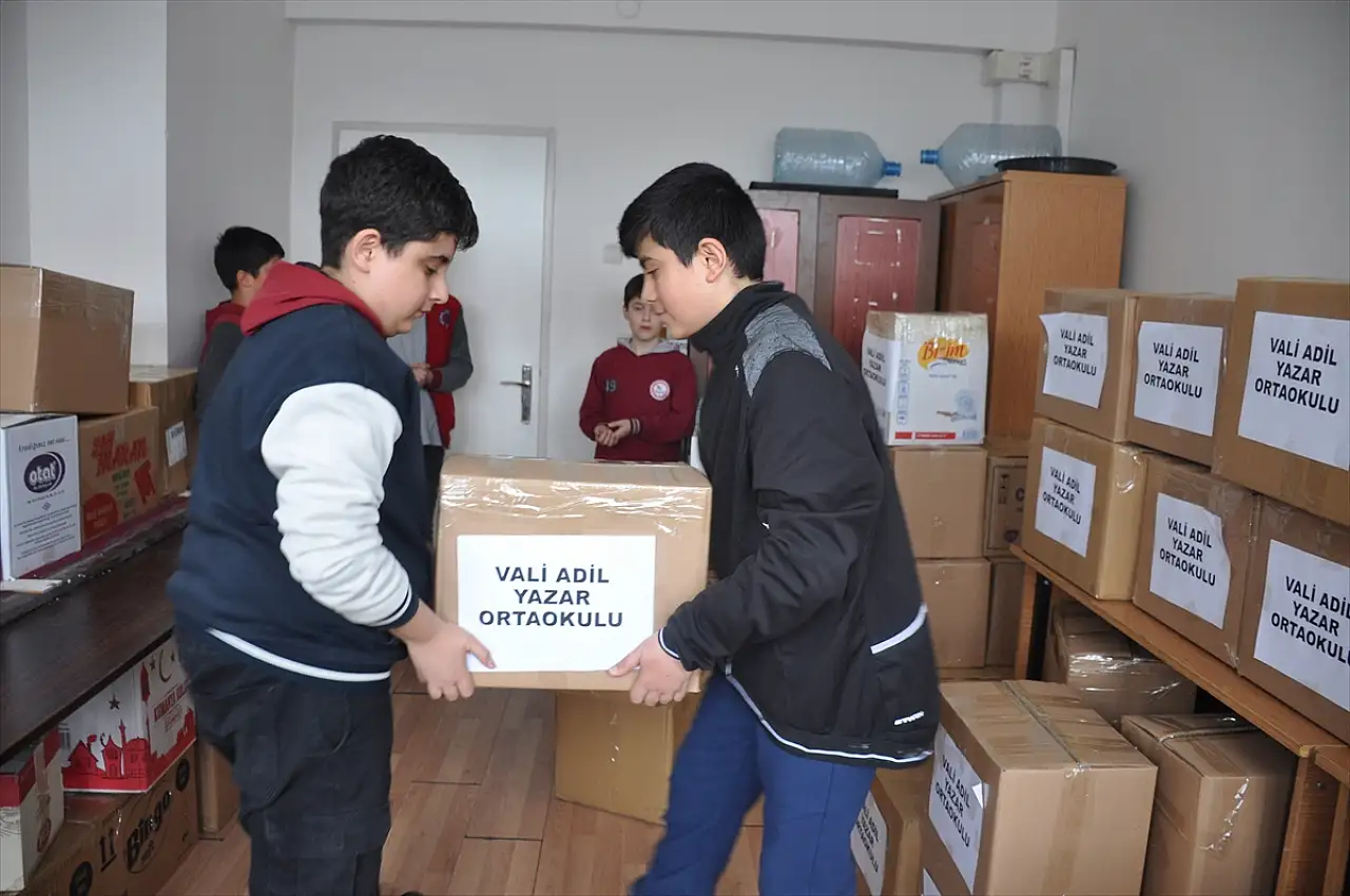 Muş'ta ortaokul öğrencileri harçlıklarıyla ramazan kolisi hazırladılar