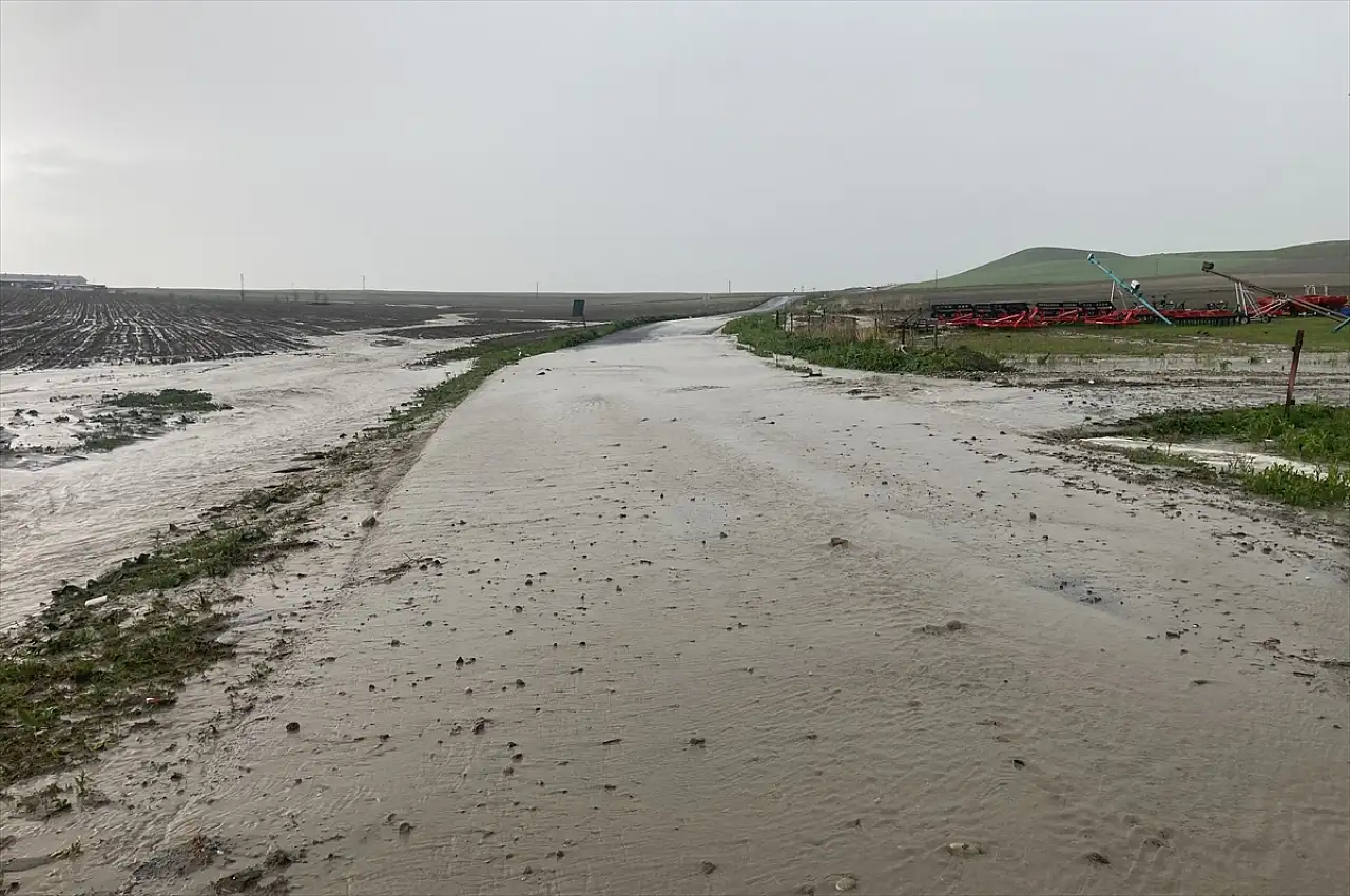 Kars'ta bir mahalle günü sel sularıyla geçirdi