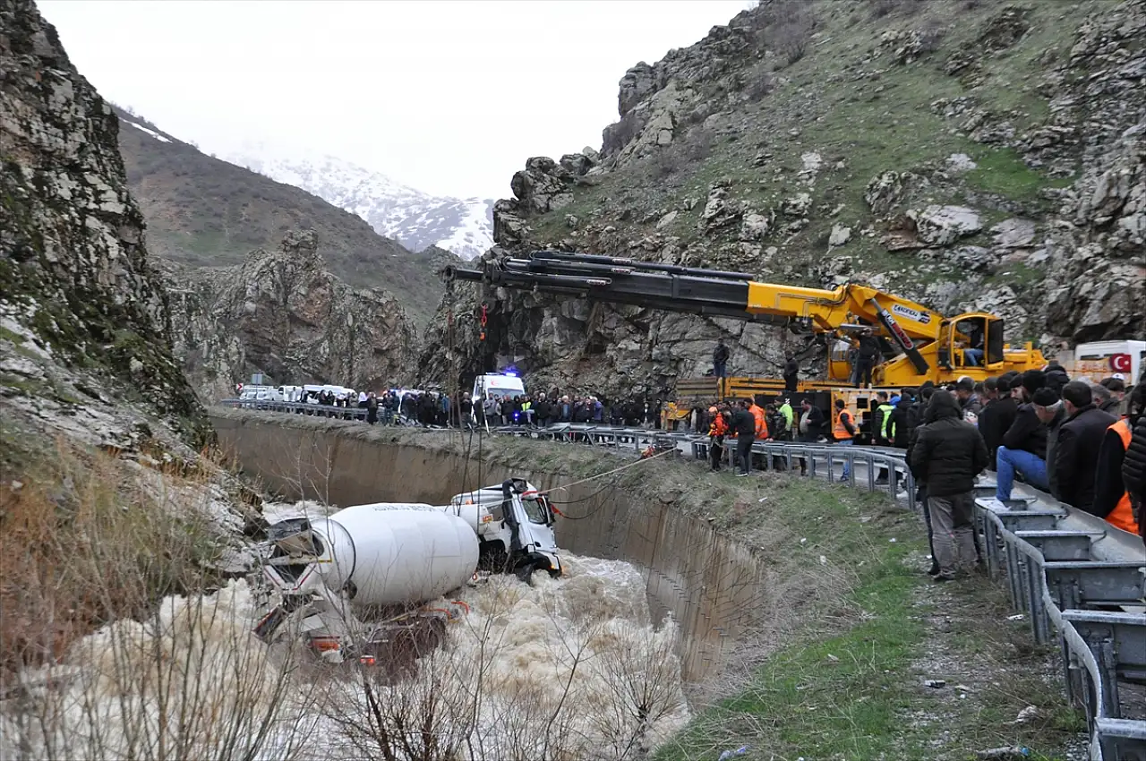 Bitlis'te dereye düşen beton mikseri sürücüsünün cansız bedeni bulundu