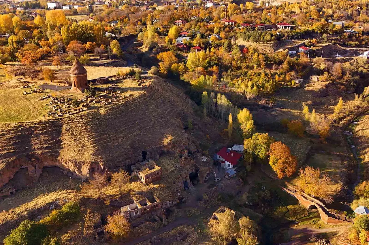 Ahlat'ta Sonbahar, Tarihi Güzelliklerle Buluştu: Eşsiz Manzaralar Göz Kamaştırıyor