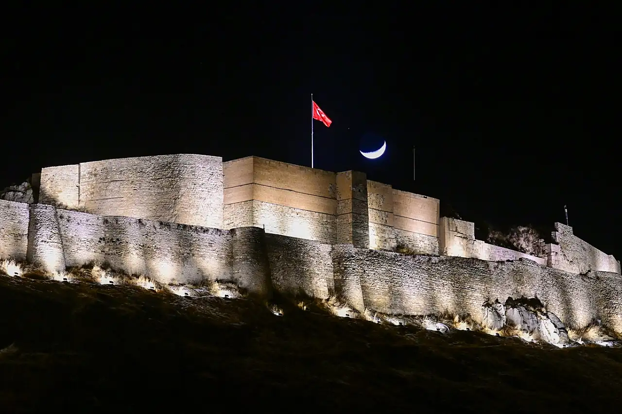 Van Kalesi'nde hilal ve satürn buluştu