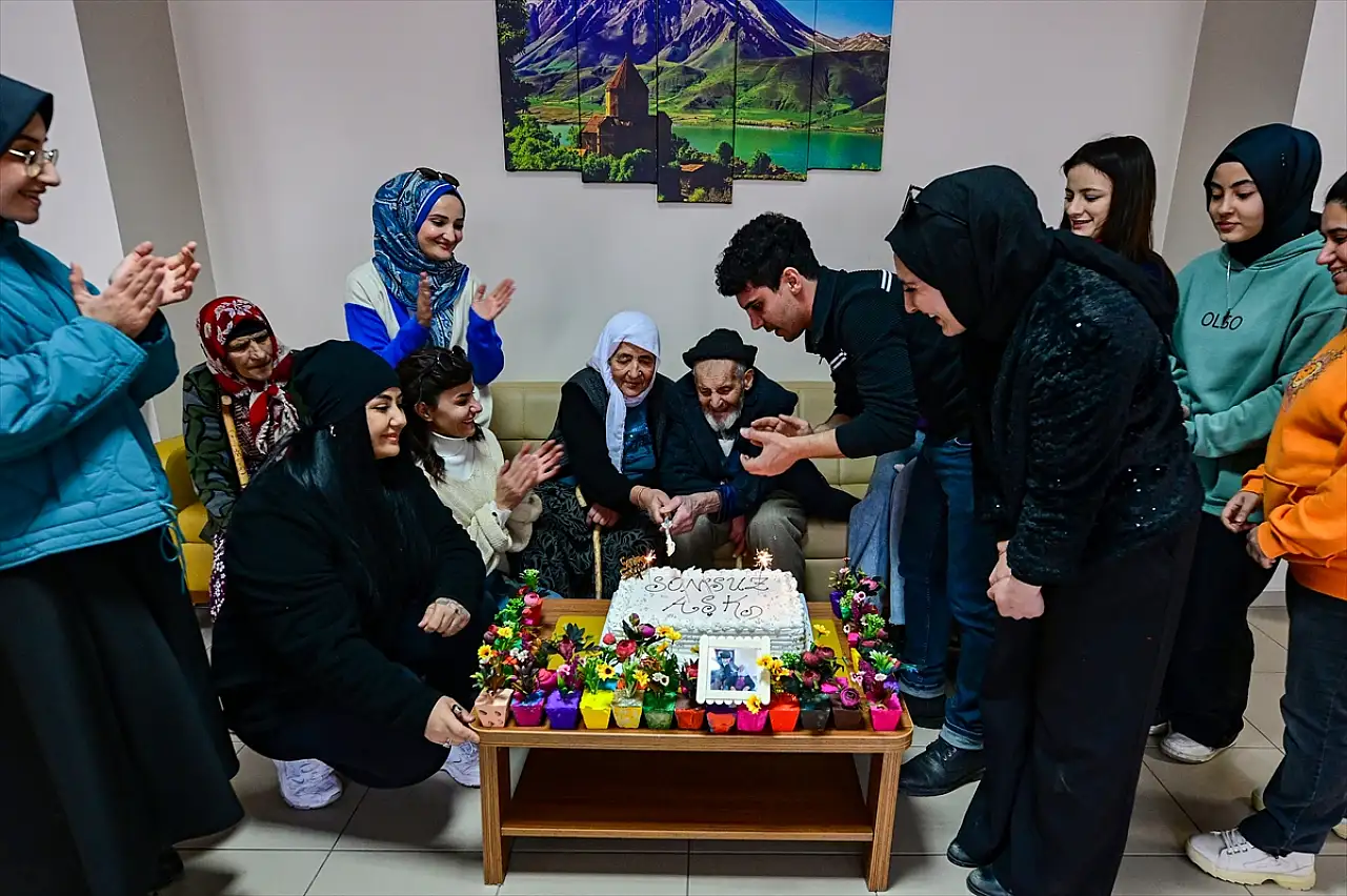 Van'da gönüllü gençlerden 64 yıllık çifte Sevgililer Günü sürprizi