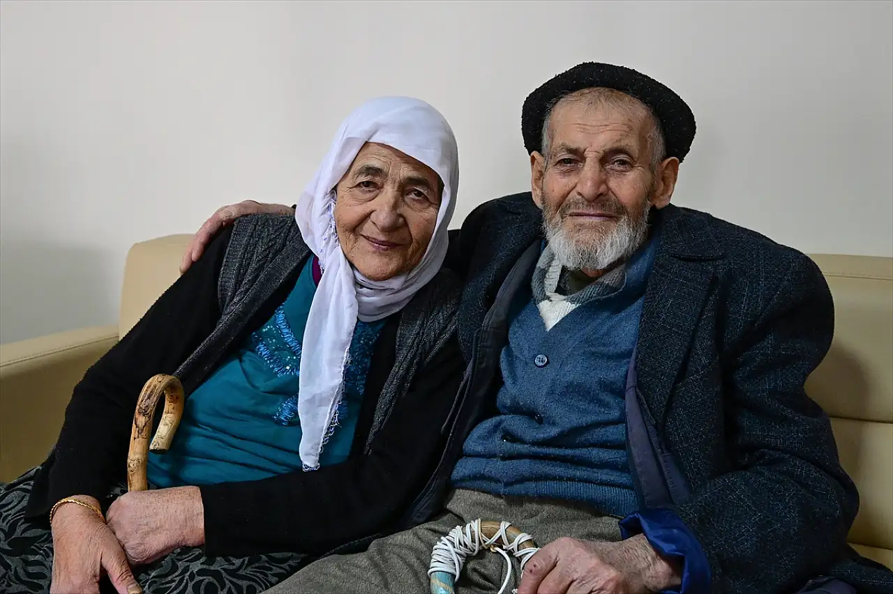 Van'da gönüllü gençlerden 64 yıllık çifte Sevgililer Günü sürprizi