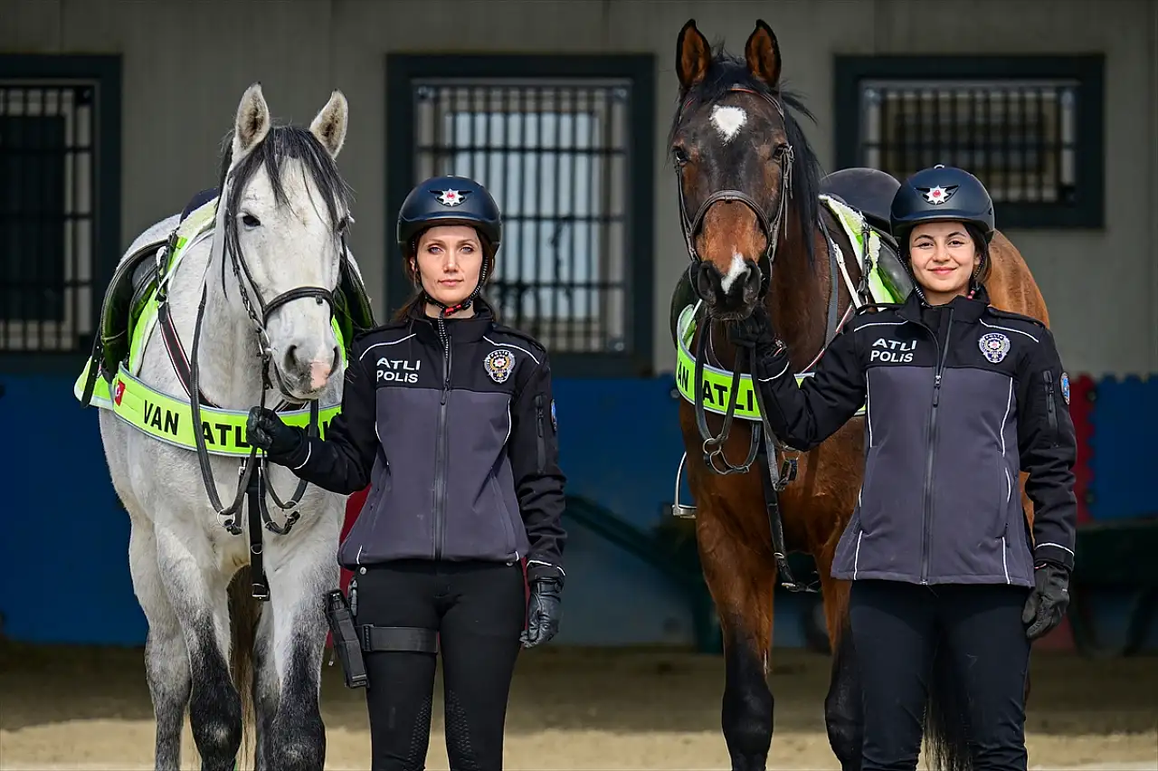 Van'da kadın süvariler güvenliği sağlamak için sahada